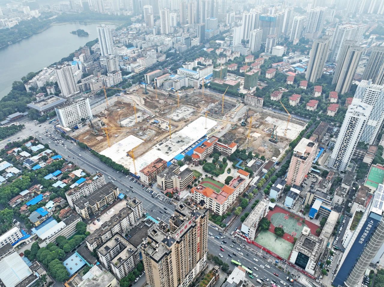 “绿巨人”显神威！九州ku酷游智能引孔式静力压桩机助建“绿城”南宁民生项目