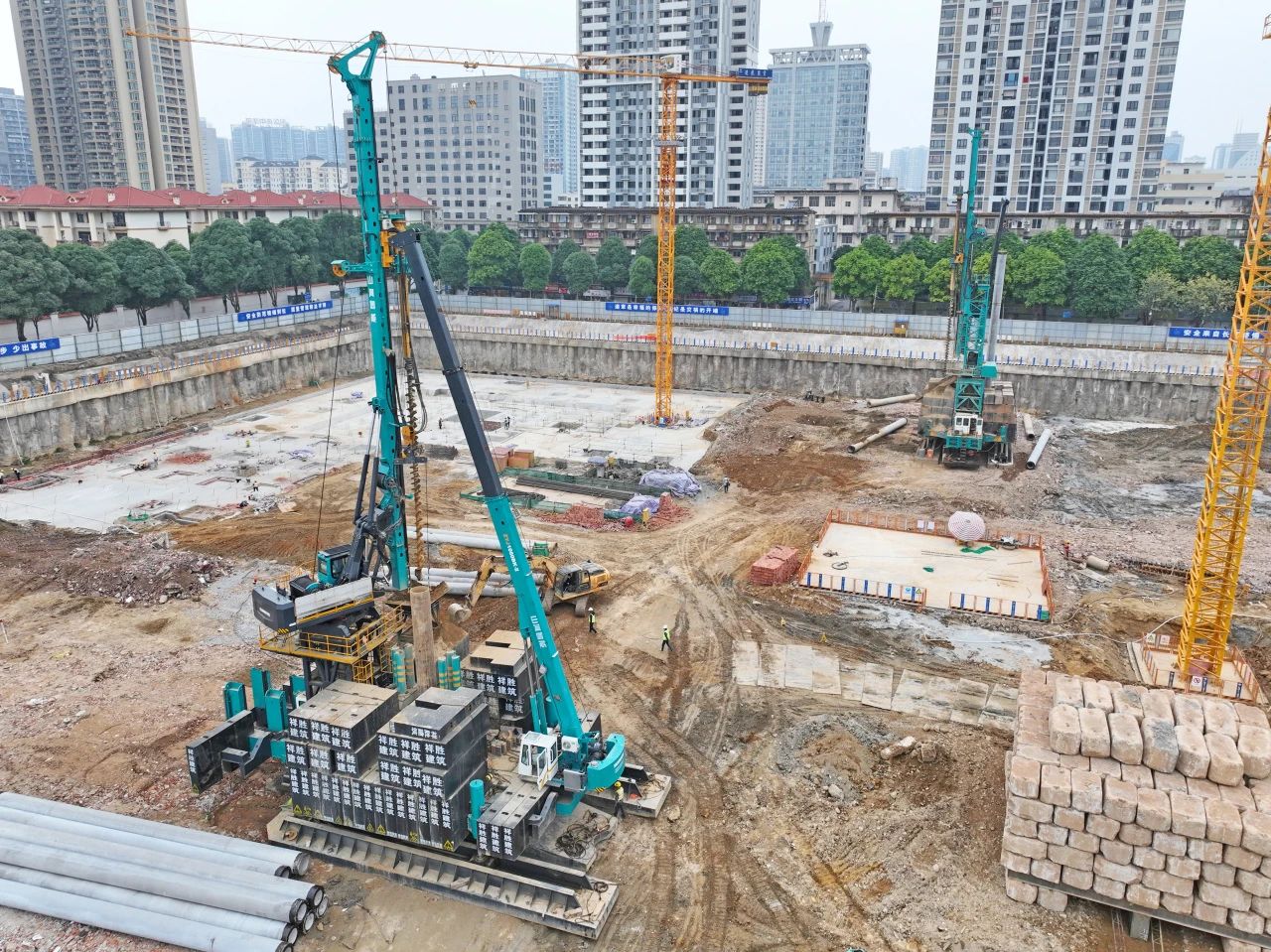 “绿巨人”显神威！九州ku酷游智能引孔式静力压桩机助建“绿城”南宁民生项目
