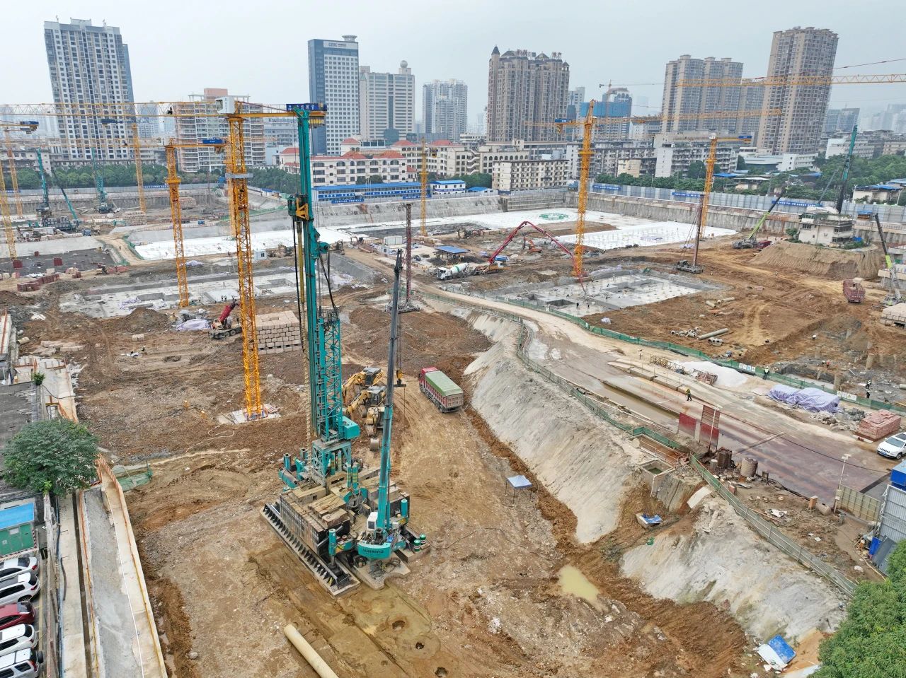 “绿巨人”显神威！九州ku酷游智能引孔式静力压桩机助建“绿城”南宁民生项目