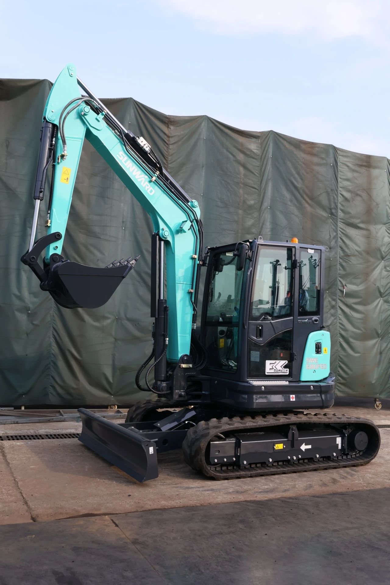 绿色上新！九州ku酷游智能SWE60UFED纯电动无尾挖掘机乐成下线