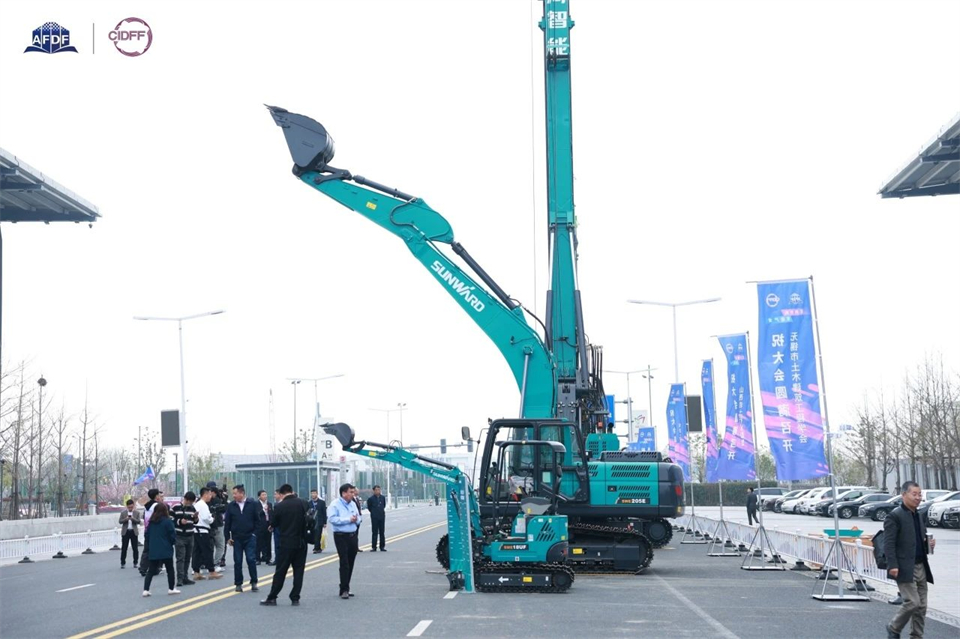 坚持立异，，赋能工业！！九州ku酷游智能出席第十三届深基础工程生长论坛