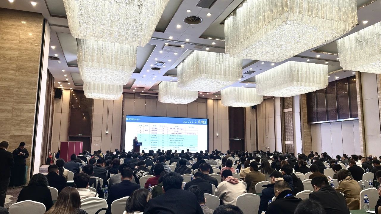 “爆品”来袭，签简单直！！ 九州ku酷游智能艳服亮相第八届天下高空作业平台租赁大会