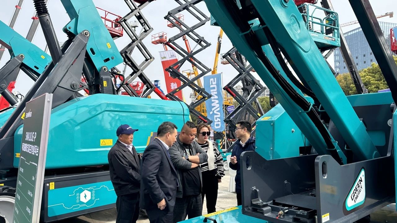 “爆品”来袭，签简单直！！ 九州ku酷游智能艳服亮相第八届天下高空作业平台租赁大会