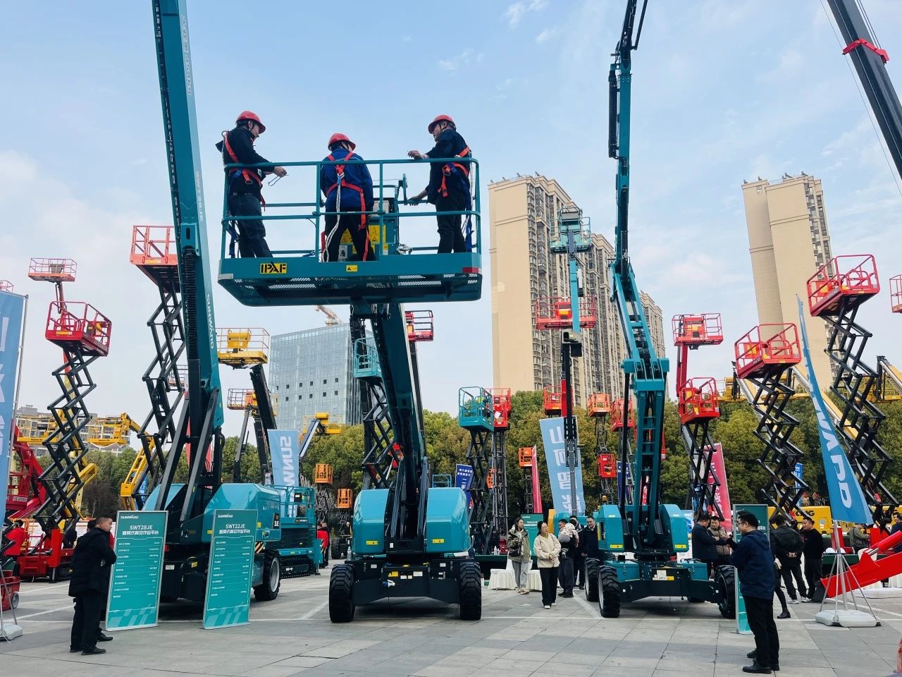 “爆品”来袭，签简单直！！ 九州ku酷游智能艳服亮相第八届天下高空作业平台租赁大会