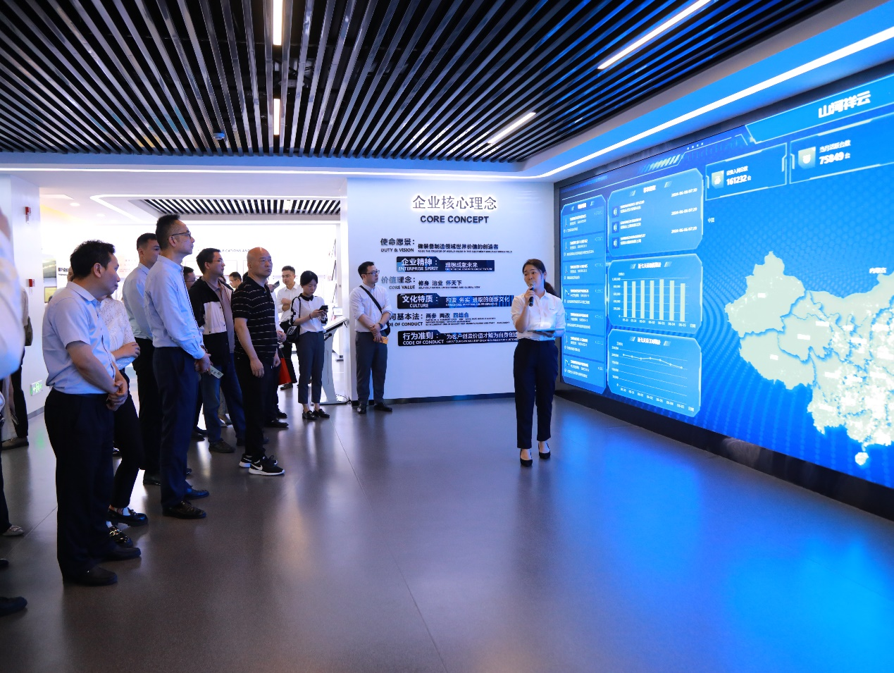 湘潭市工信局带队莅临九州ku酷游智能开展智能制造现场观摩交流活动