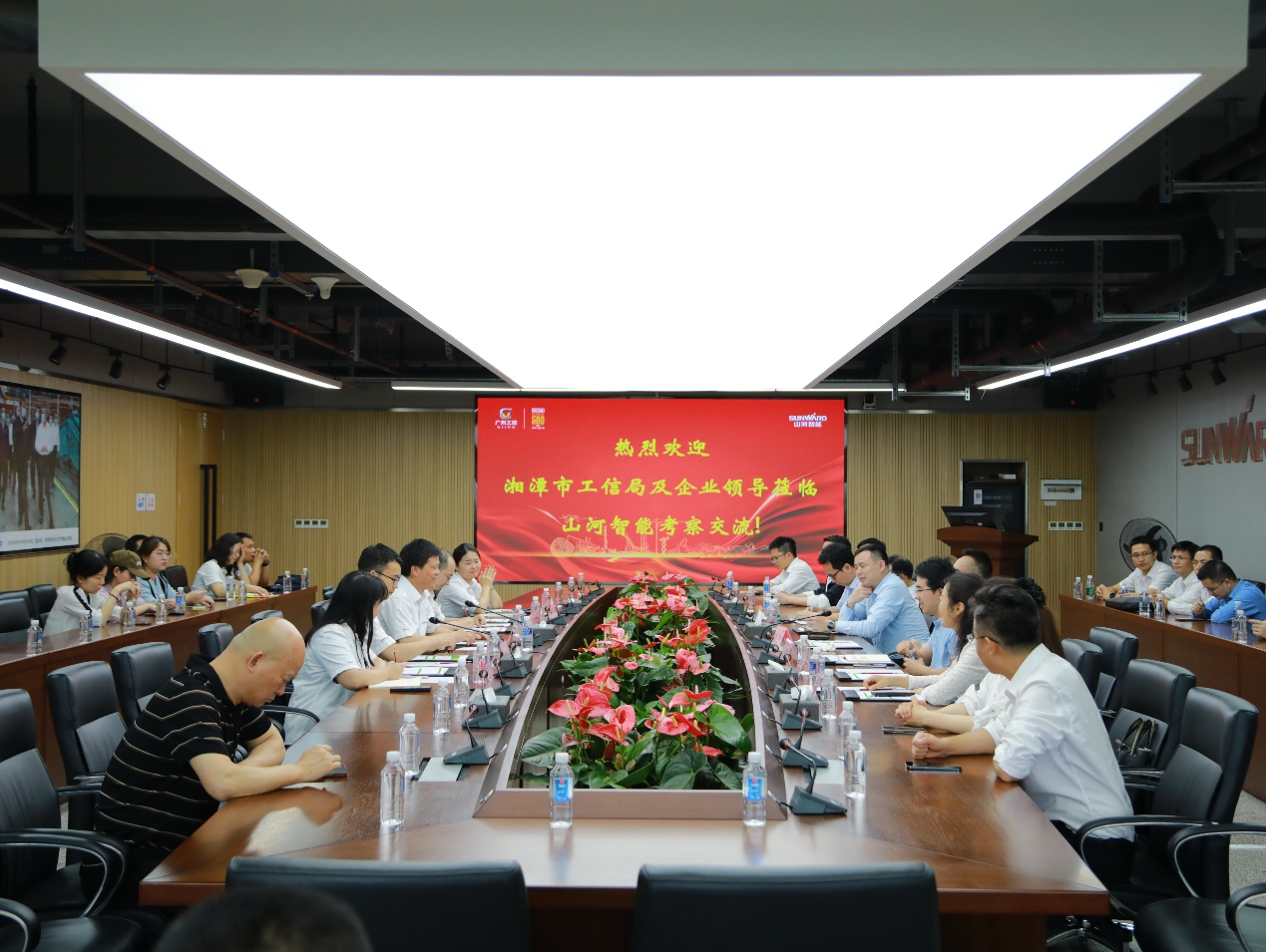 湘潭市工信局带队莅临九州ku酷游智能开展智能制造现场观摩交流活动