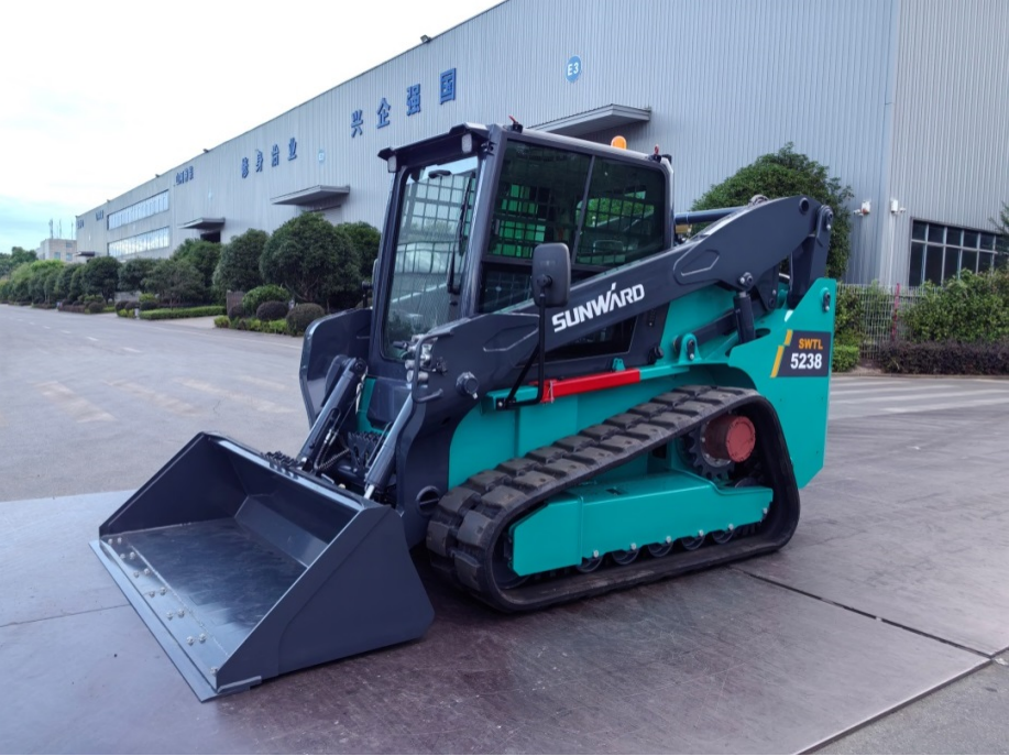 大马力、、、高性能、、、高设置！！！您要的履带式滑移装载机下线啦！！！