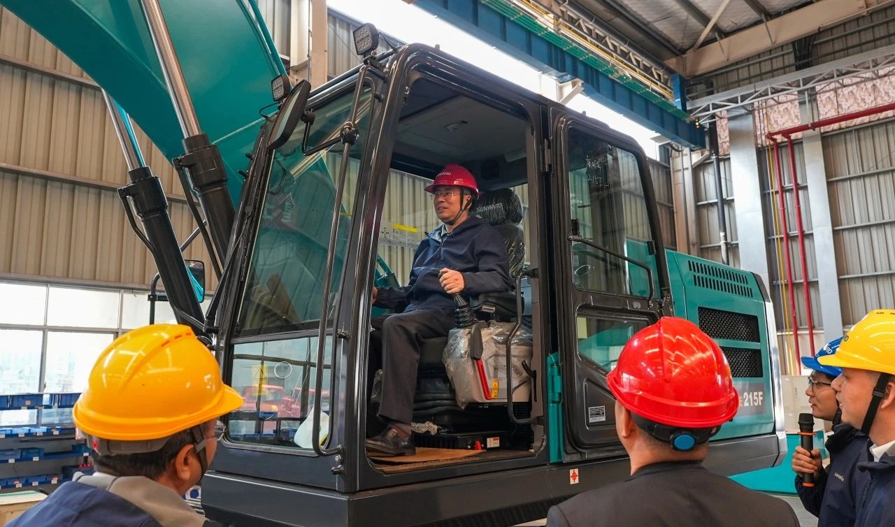 聚焦市场需求，，九州ku酷游智能三款精品工程液压挖掘机乐成下线