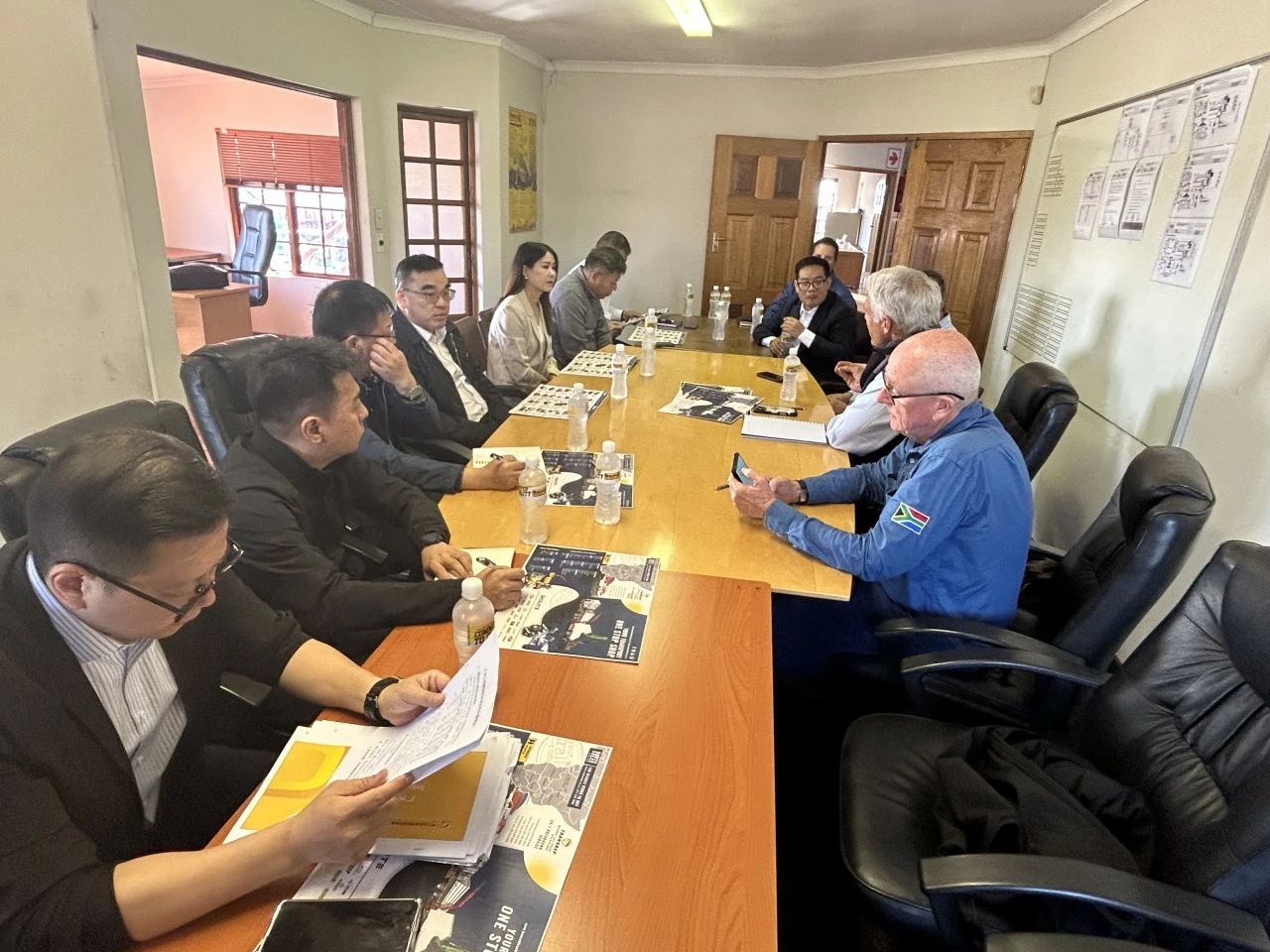 广州工控集团总司理王福铸率队考察九州ku酷游智能南非子公司