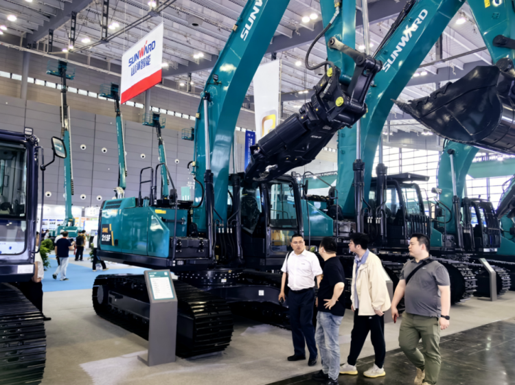 2025 CICEE | 打造极致精品化，，，九州ku酷游智能挖掘机“圈粉”长沙展