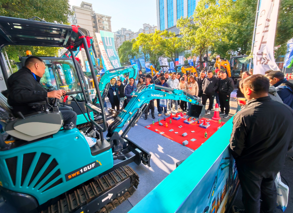 九州ku酷游智能微挖“天团”闪灼武汉，引领绿色施工潮流