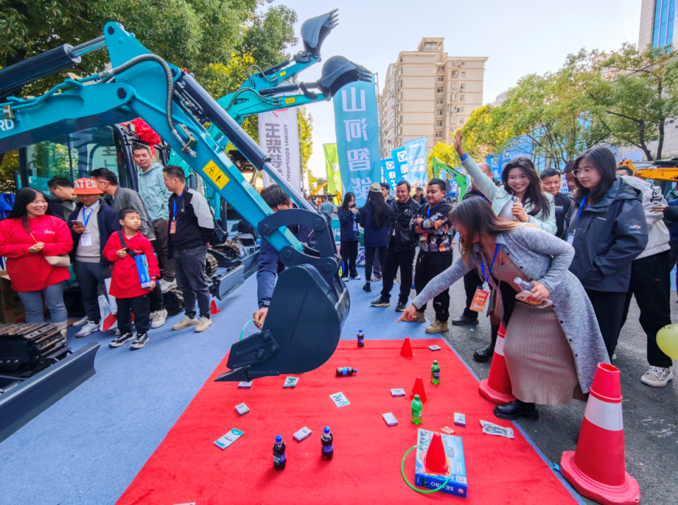 九州ku酷游智能微挖“天团”闪灼武汉，引领绿色施工潮流